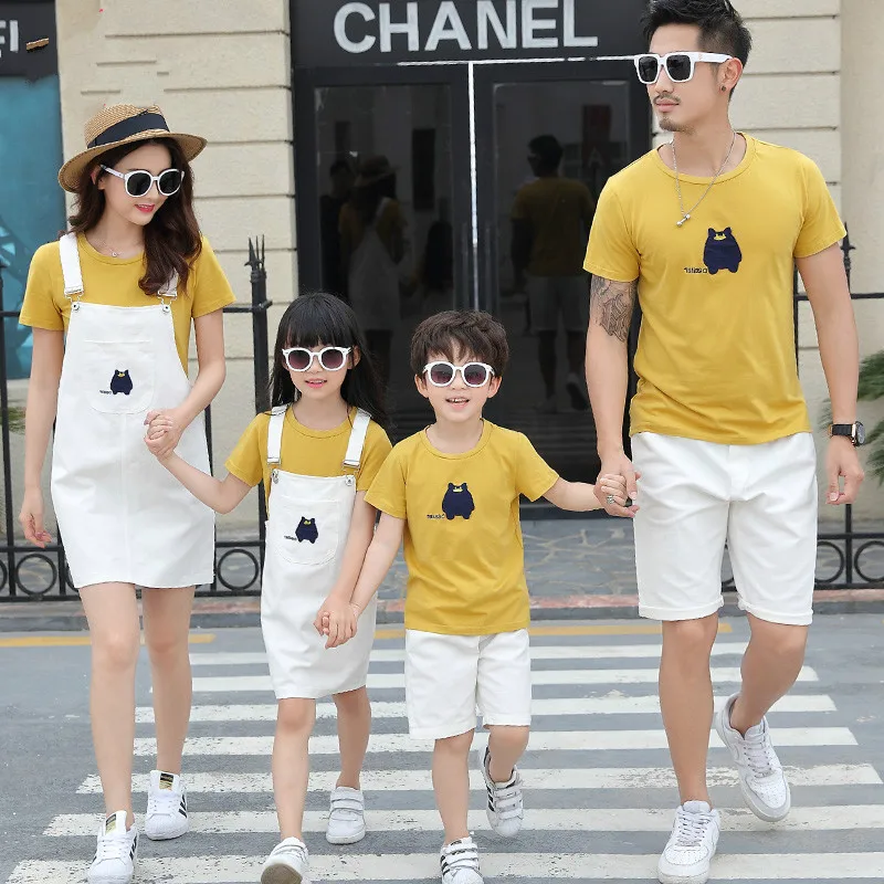 Летние одинаковые комплекты для семьи футболка для мамы и дочки+ платья футболка для папы и сына+ шорты праздничная одежда для пары