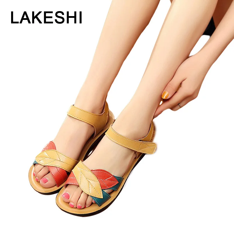 Kopen LAKESHI Vrouwen Sandalen 2018 Zomer Platte Sandalen Mode Moeder Sandalen Zachte Bodem Vrouwen Schoenen Maat 41 Comfortabele Vrouwen Flats
