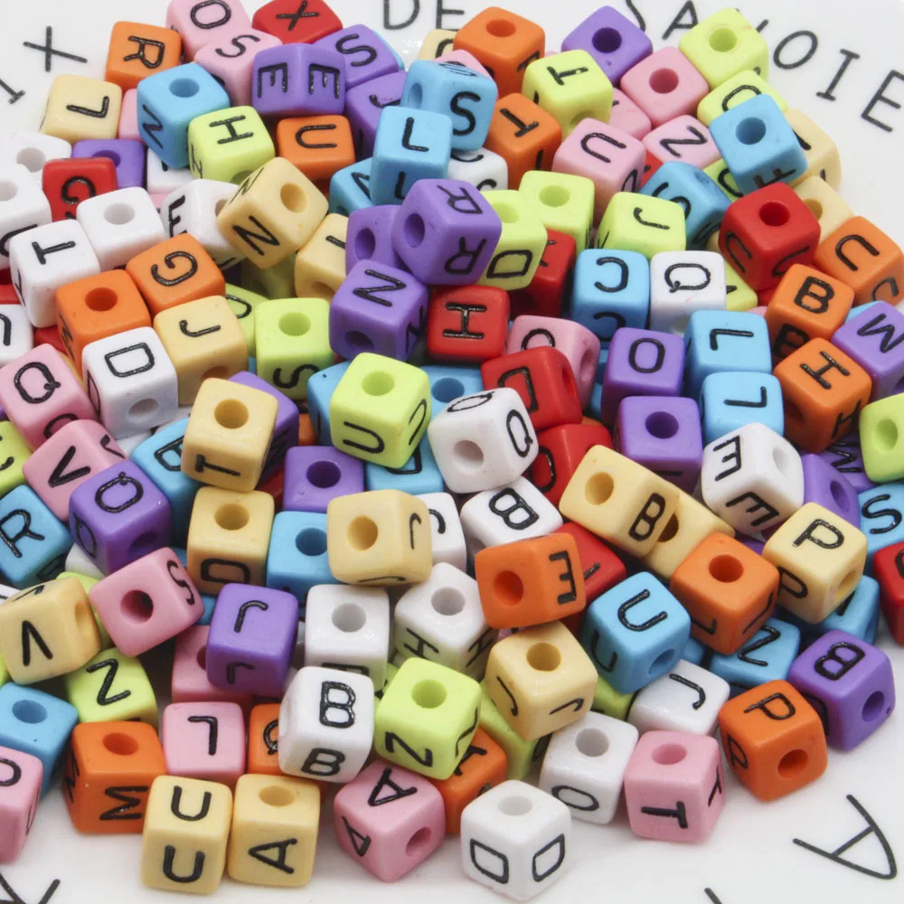 аксессуар 10 букв. белые кубики с буквами. бусы с буквами. аксессуар 10 букв. бусинки с буквами.