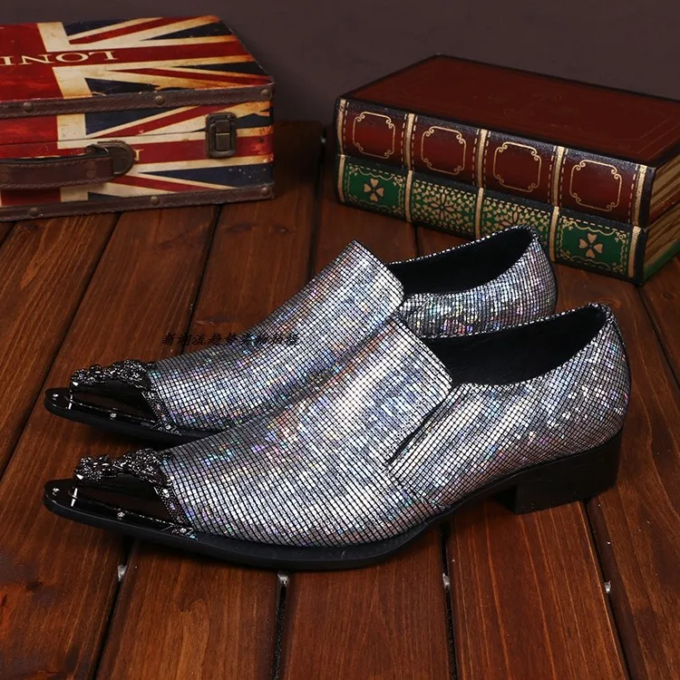 Zoabirou Для мужчин S дизайнерская обувь роскошные брендовые элегантные Для мужчин официальная обувь блестящие Лоферы металлическим носком Zapatos Hombre Vestir плюс размер