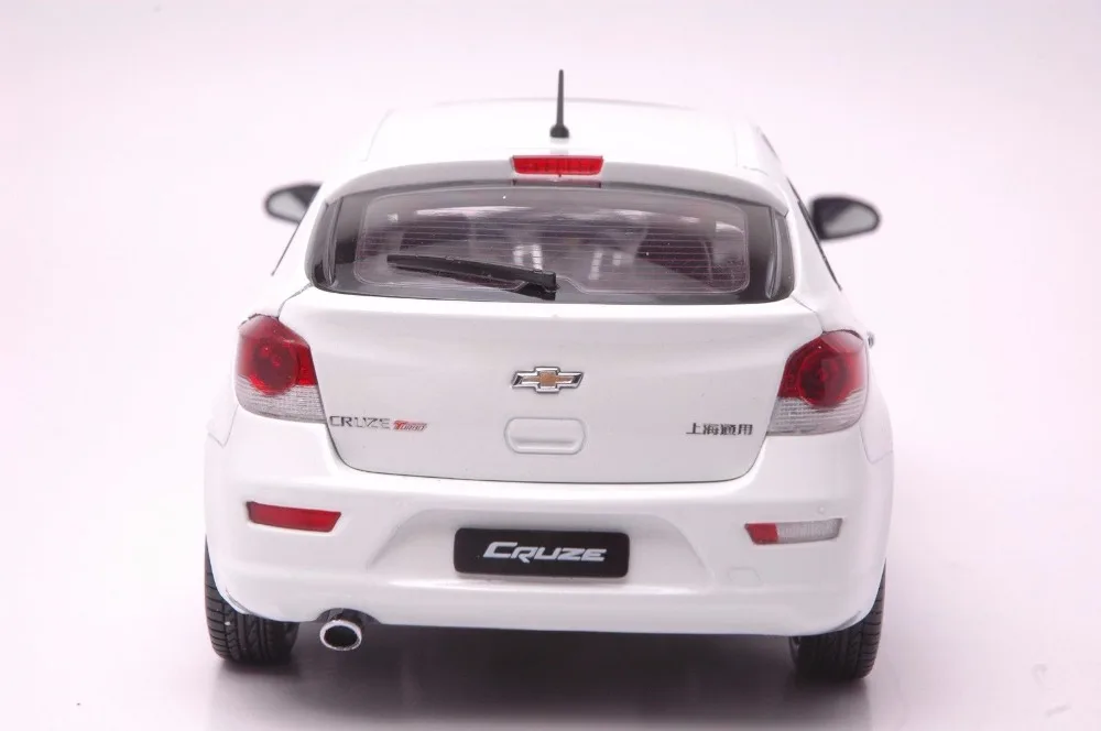 Cadillac SRX 2014 SUV model in scale 118 (3)