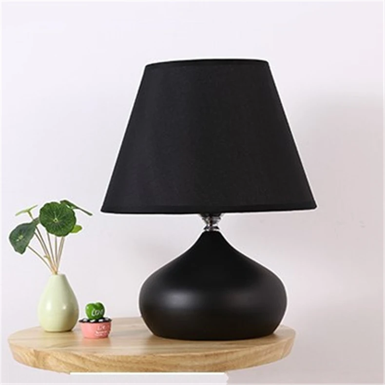 Современная модная простая Керамическая Настольная лампа из железной ткани, светодиодная настольная лампа для спальни, прикроватная лампа для гостиной, декоративные светильники - Цвет абажура: black