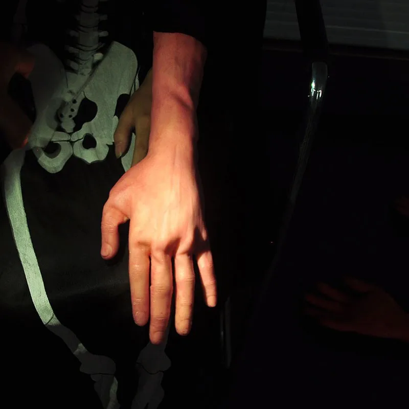 12.2inch Scary Latex Lifesize Human Broken Medium Arm Hand Halloween Props Haunted House Halloween Decoration Bloody Body Part (6)