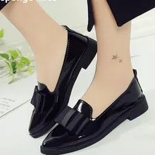 Новинка весны Женская обувь на плоской подошве; лоферы с бабочкой; Лакированная кожа элегантная обувь на низком каблуке Слипоны женские ботинки острый носок толстый каблук A09