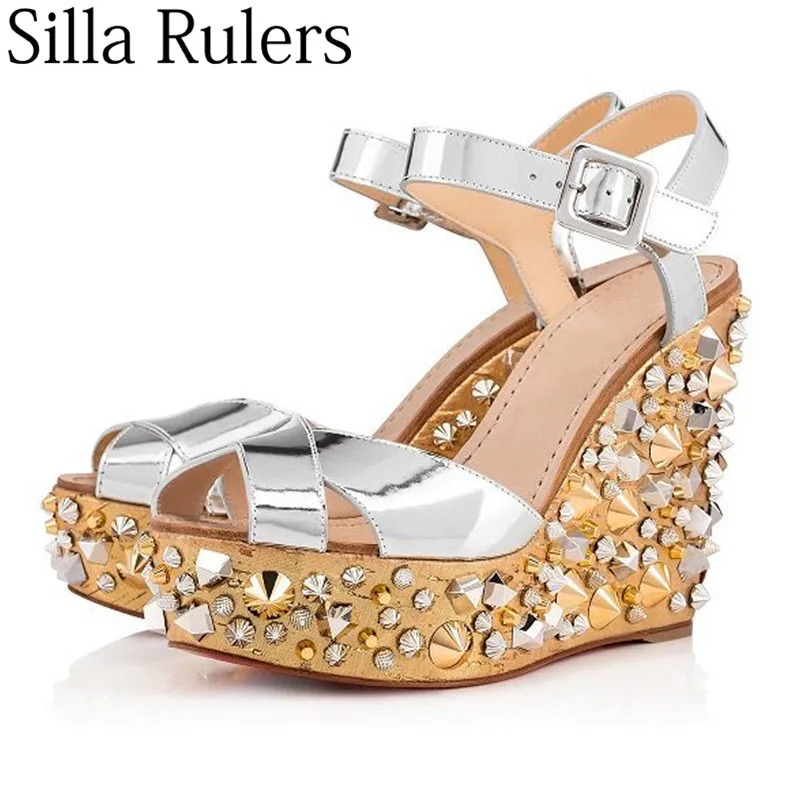 

Runway Silver Rivet Wedges Sandals Woman Peep Toe Thick Bottom Ankle Strap Shoes Woman Patent Leather Gladiator Summer Shoes