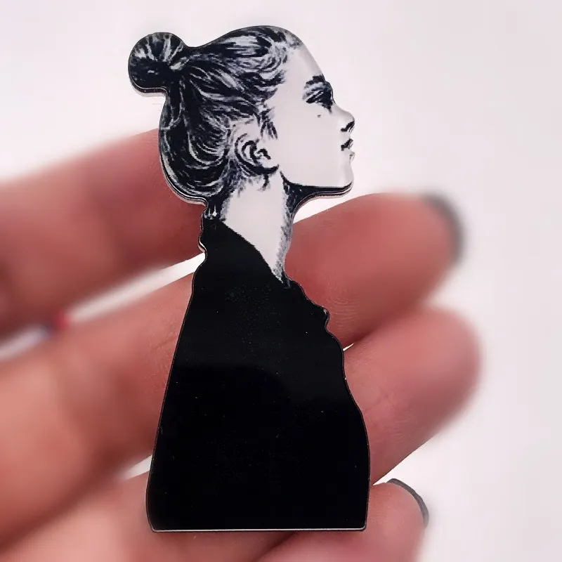

1PCS Model Lady Icon Beauty Acrylic Brooch For Lady Gifts High Quality Badge Pin T-shirt Cap Scarf Clothes Accessories