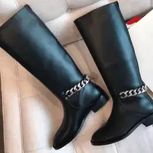 Черные сапоги до колена из натуральной кожи; женские рыцарские сапоги с круглым носком и цепочкой сзади; женские модные ботильоны на плоской подошве; Сезон Зима; большой размер 42