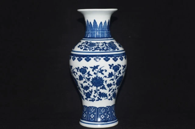CHINESE WHITE /& BLUE PORCELAIN HAND PAINTED FLOWER VASE W QIANLONG MARK