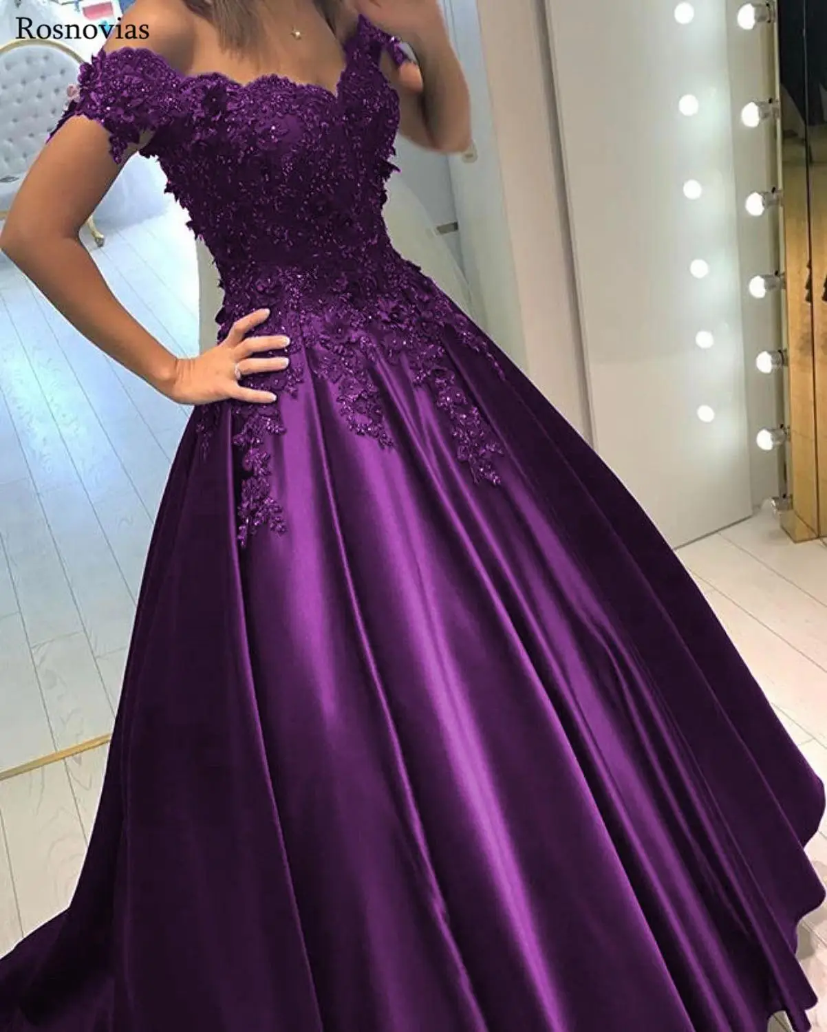 

Vintage Long Evening Dresses 2019 Off Shoulder Lace-up Back Sweep Train Lace Appliques Beaded Prom Party Dresses Formal Gowns