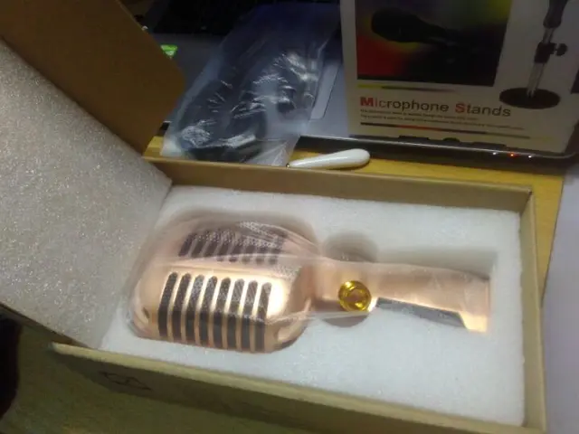 Professional Wired Vintage Classic Microphone Top Quality Dynamic Moving Coil Mike Deluxe Metal Vocal Old Style Ktv Mic Z6 mike