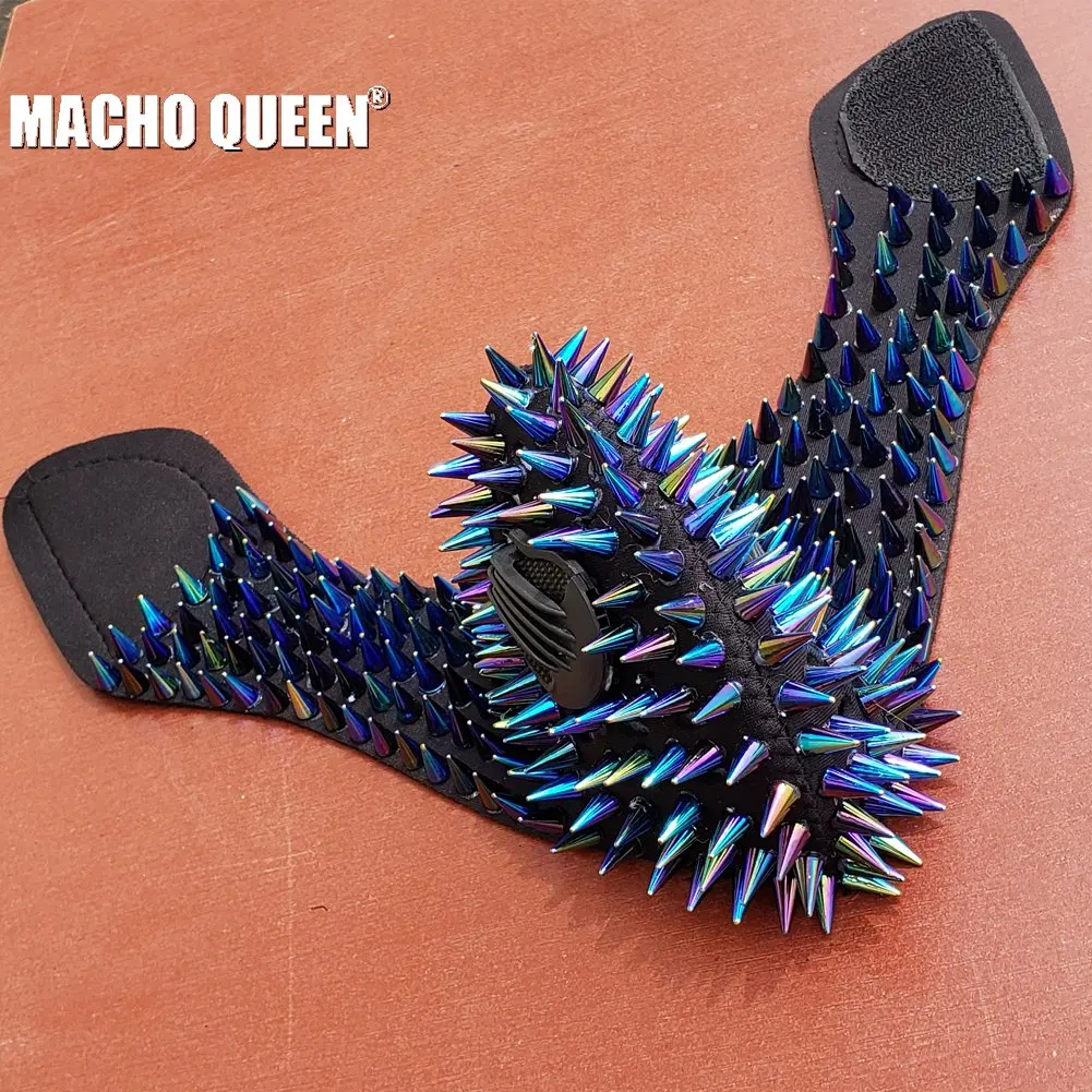 Голографическая черная маска на лицо с шипами половину лица горящего мужчины