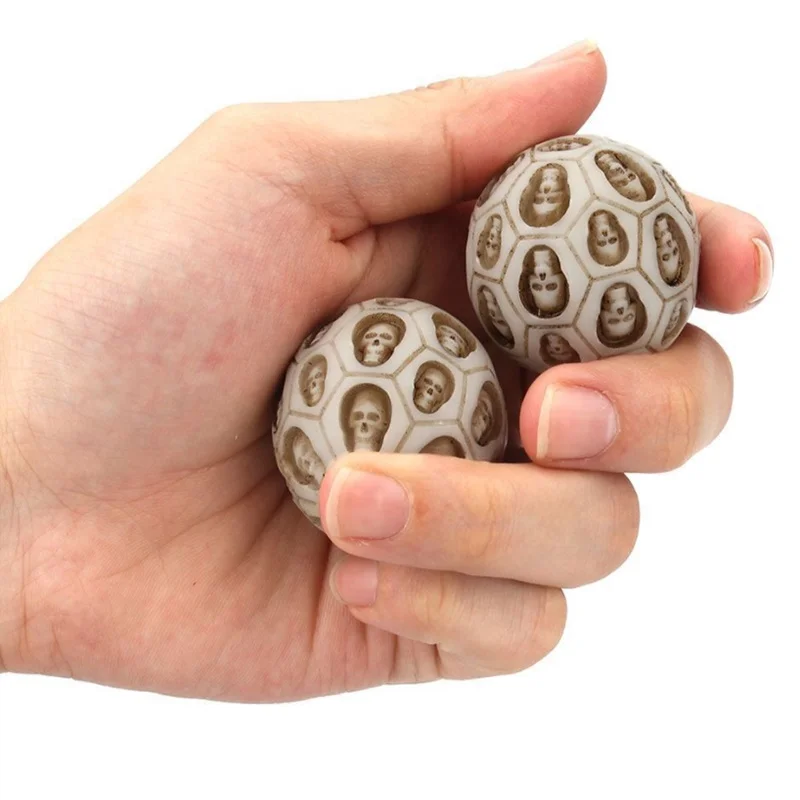 

2 pcs Resin Craft Human Skull Statue Creative Hand Turn Health Ball Statue Sculpture Gift Horror massage Sports Ball