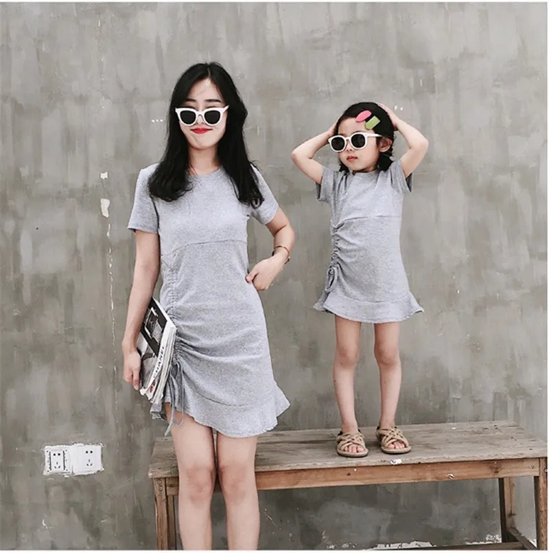 Летние платья для мамы и дочки; повседневное однотонное платье в Корейском стиле с короткими рукавами и шнуровкой; одежда для мамы и меня; одинаковые Семейные комплекты
