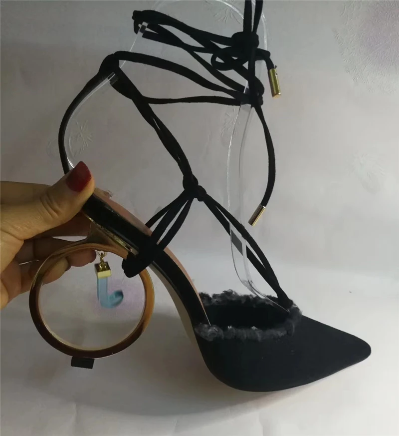Подиумные сандалии с круглым каблуком и буквенным принтом; женские пикантные летние туфли с острым носком и ремешком на щиколотке на необычном каблуке; женская обувь; Zapatos De Mujer