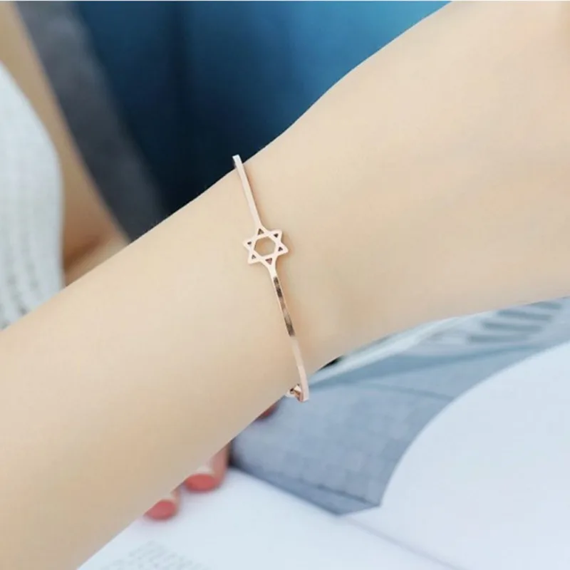 

Korean fashion hollow star female wild temperament popular bracelet five-pointed star bracelet rose gold open bracelet