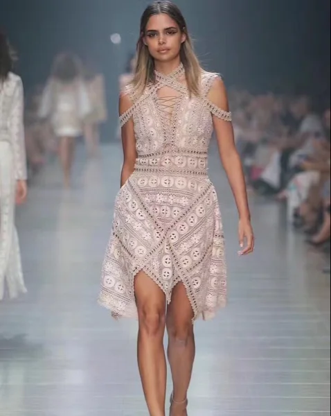 

High Quality Elegant Lace Halter Mini Dress Sexy Women Night Club Body con Hollow Out Sleeveless Bakeless Rivet Party Dresses