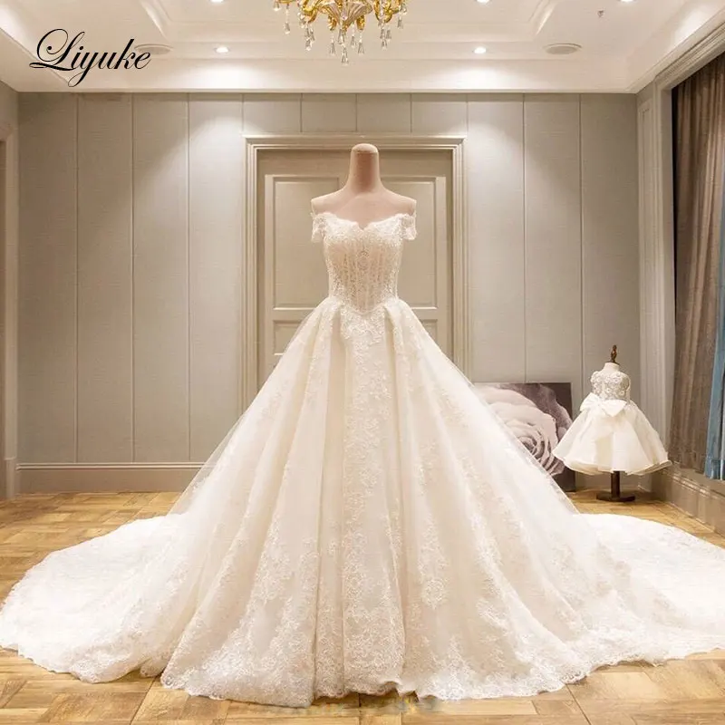 

Liyuke Glamorous Tulle Sweetheart Off The Shoulder Beading Appliques Lace Vintage Chapel Train Wedding Dress Vestido De Noiva