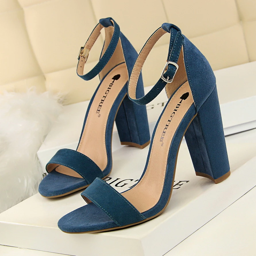 talon noir femme ouvert