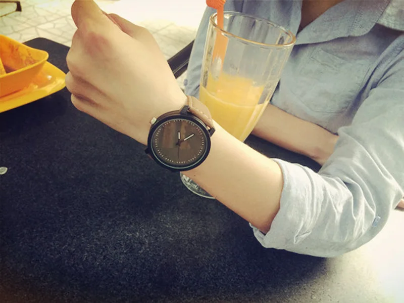 Лидирующий бренд Для женщин мужчин Повседневное часы влюбленных кожа Элитная одежда часы Женская спортивная Кварцевые наручные часы