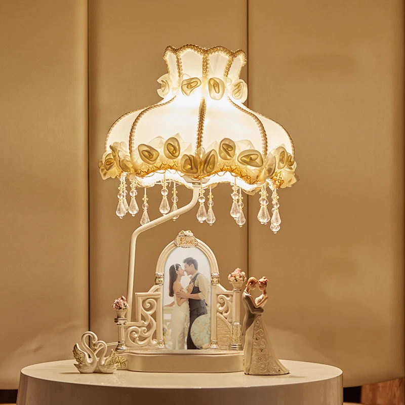 

Night Light Lovers Hugging At The Wedding Scene Sculpture Table Lamps Dimmable Resin E27 Table Light Decoration With Photo Frame
