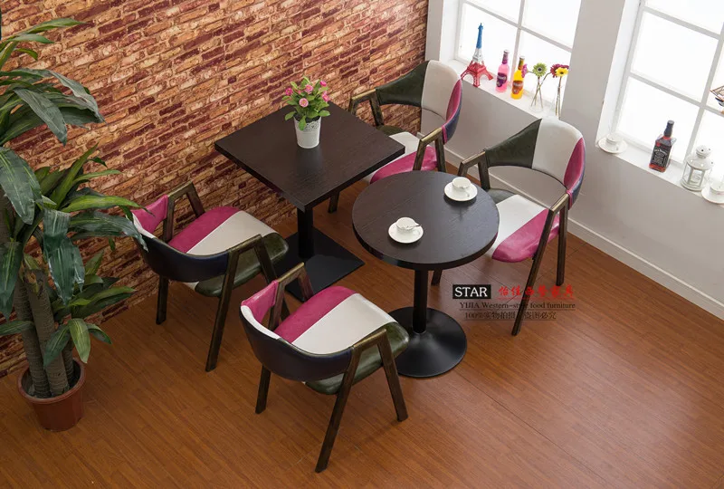 Молочный чай магазин есть стол и стул. Журнальные столики и стулья в Западном ресторанном стиле. Мебель для торта десертный стол