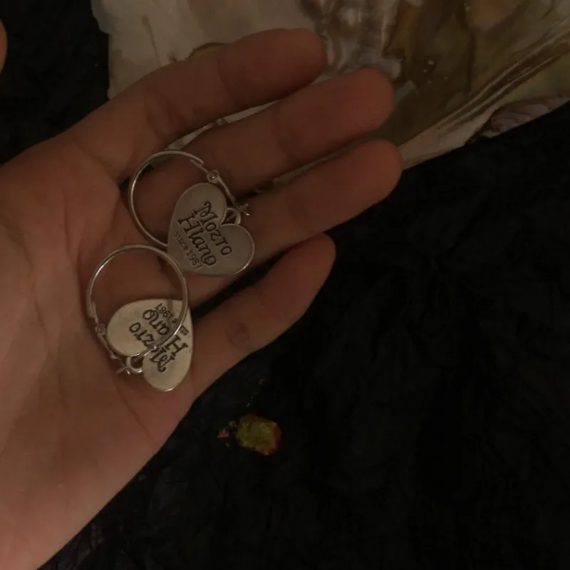 Винтажное сердечко серебряного цвета серьги кольца с буквами простые в виде