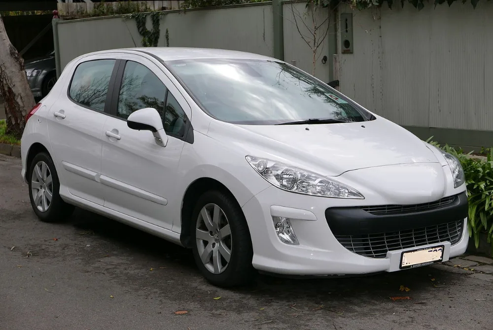 1280px-2008_Peugeot_308_(T7)_XS_HDi_5-door_hatchback_(2015-07-03)_01