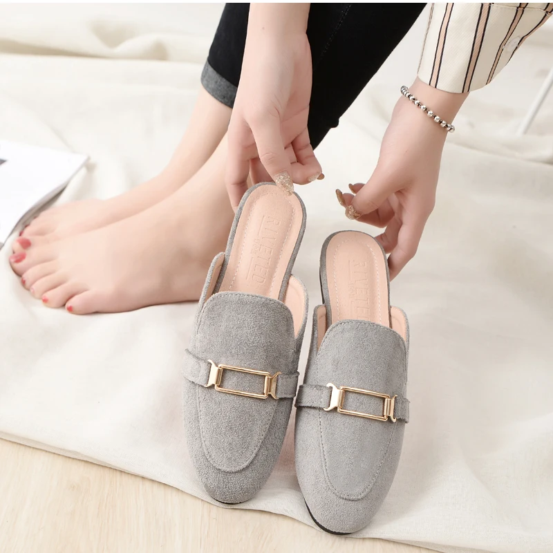 Mule Shoes Women Sandals Brand Designer Shoes Metal Decorate Mules Slippers Pointed Toe Flip Flops Low Heels Beach Slippers