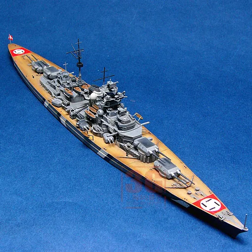 Немецкий линкор Bismarck в масштабе 1:700 набор сборных моделей 1941 известная модель
