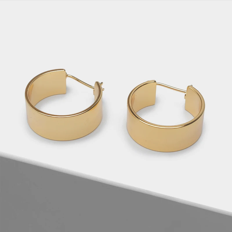 

Round metal minimalist ear clip