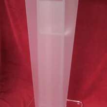 Прозрачная акриловая тарелка из матового стекла на платформе из оргстекла