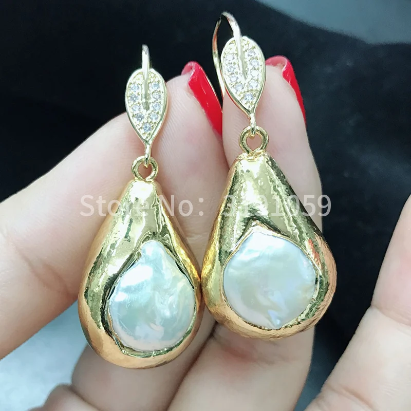 

New products, European and American popular logo, ladies' fashion personality, natural gold pearl drop earrings.