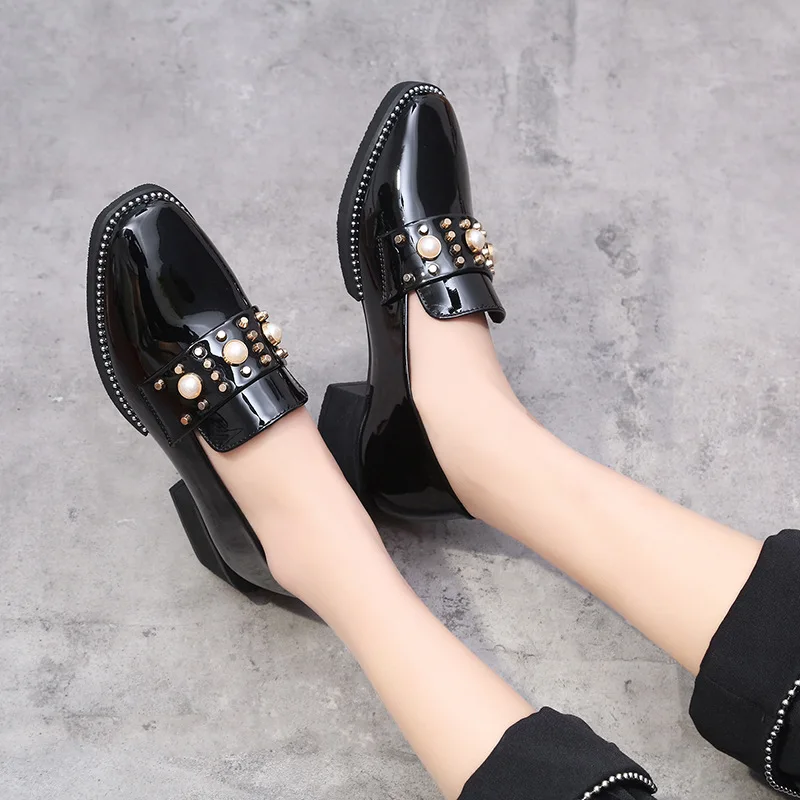 

Square head women's shoes 2019 spring and autumn new pearl casual flat bottom Lok Fu shoes plus velvet leather shoes.