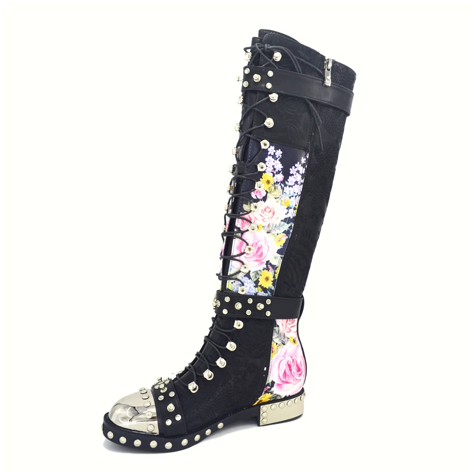Модные высокие сапоги с заклепками и шипами; 4 цвета; кожаные мотоботы с цветочным принтом; обувь с перекрестной шнуровкой и пряжкой на ремешке; bota feminina