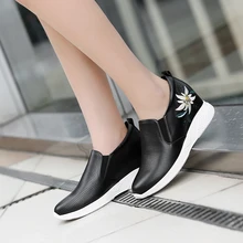 Женская обувь из натуральной кожи с вышитыми цветами, на танкетке, без застежки, дизайнер бренда мокасины, эспадрильи для отдыха, удобные мокасины