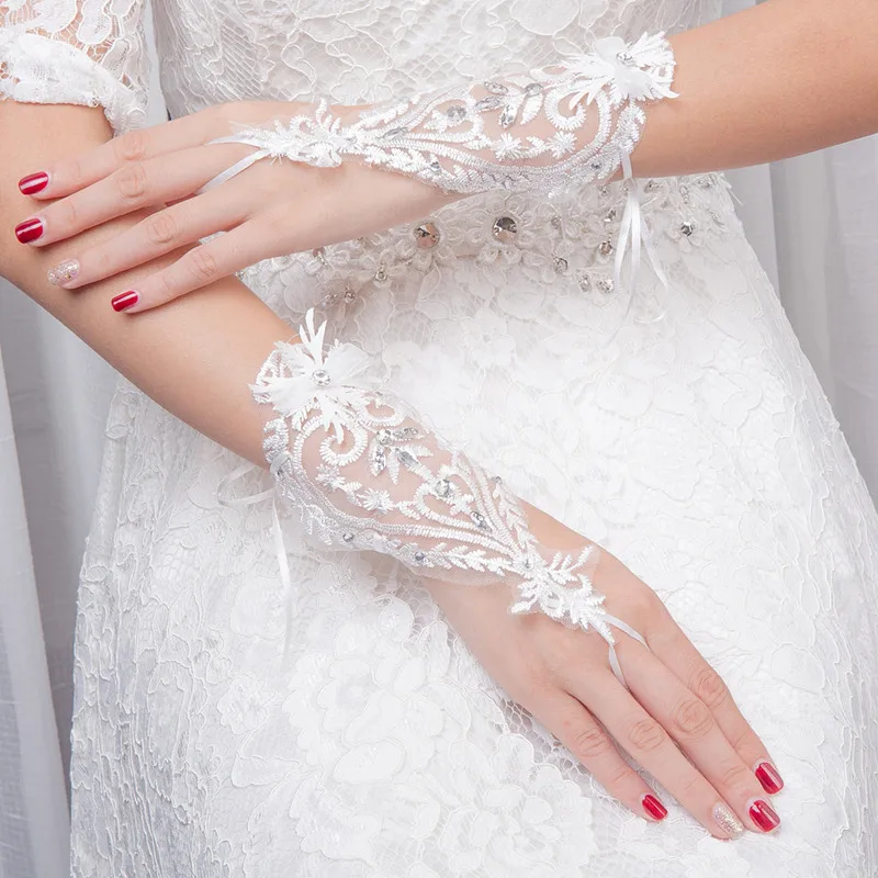 Недорогой Свадебный короткие перчатки свадебные перчатки для невесты бисерные Аппликации Кристалл без пальцев Свадебные аксессуары