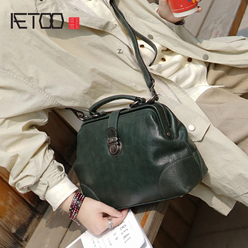 

AETOO Leather Simple portable doctor bag, fashion commuter cowhide bag, literary retro shoulder crossbody bag