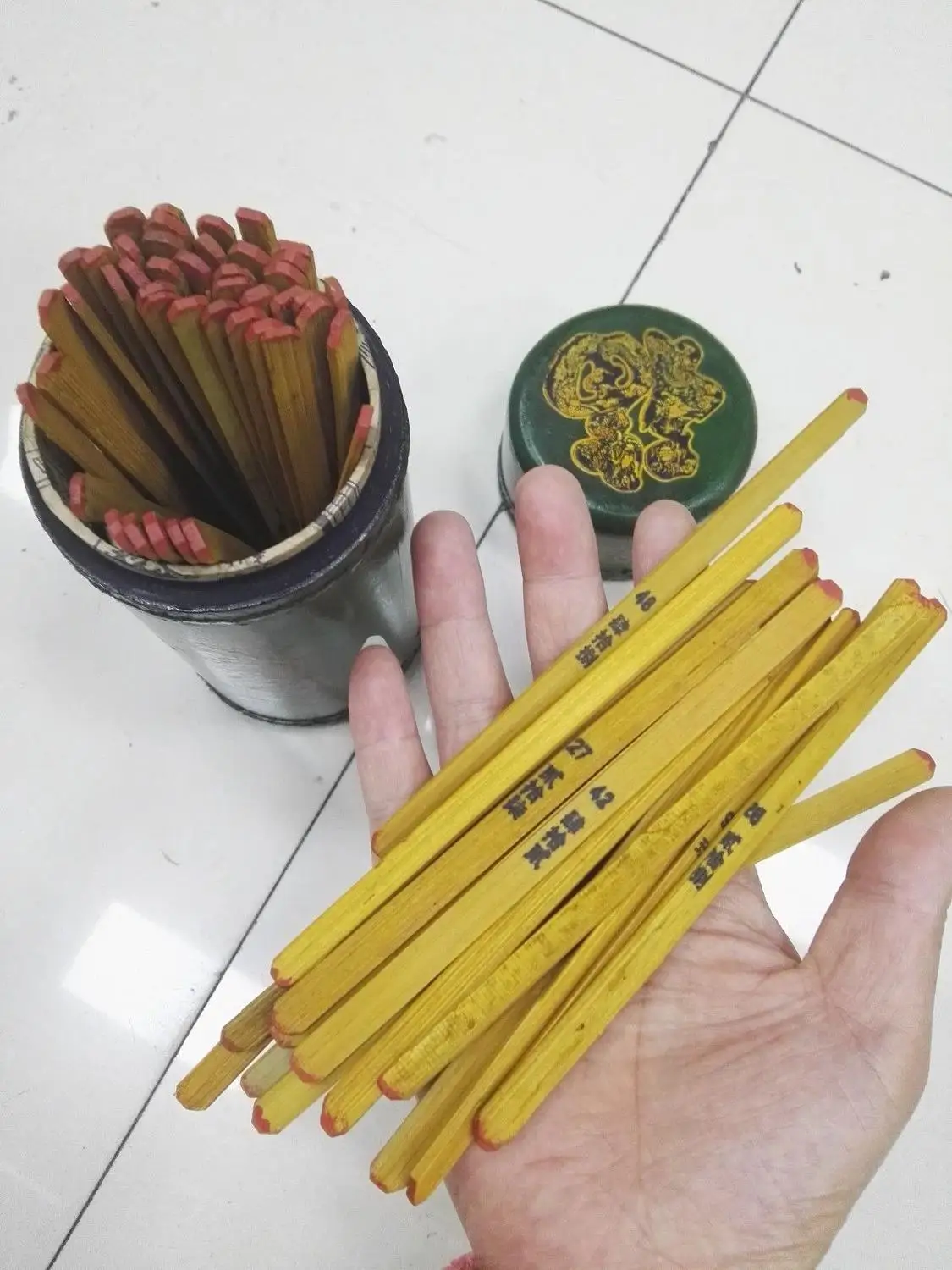 Китайские палочки Фортуны в красный кожаный чехол с бамбуковой палкой гадания