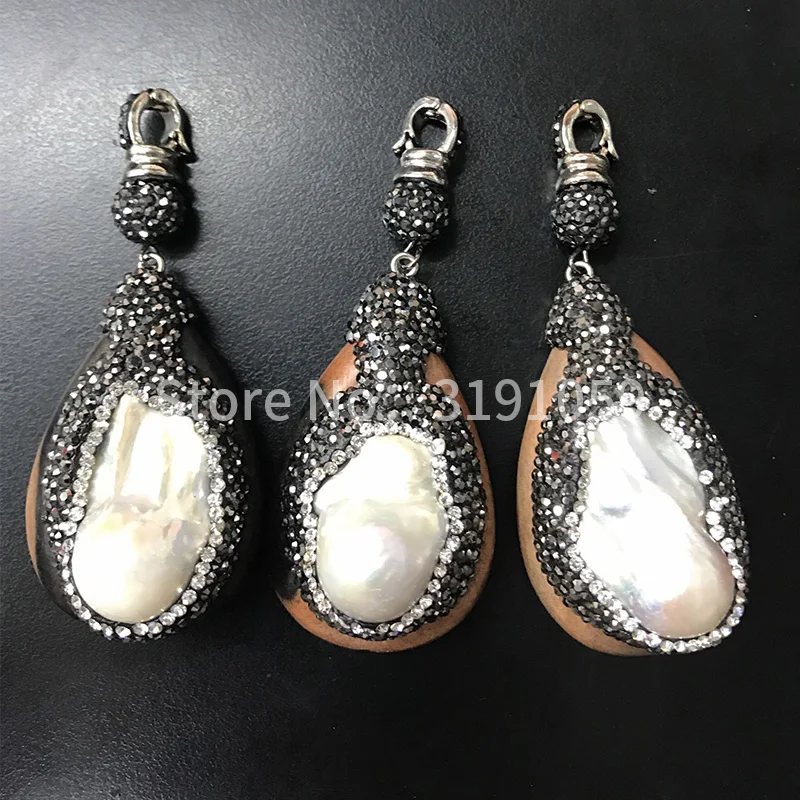 

White pearl full eye with drop hanging from the necklace pendant accessories