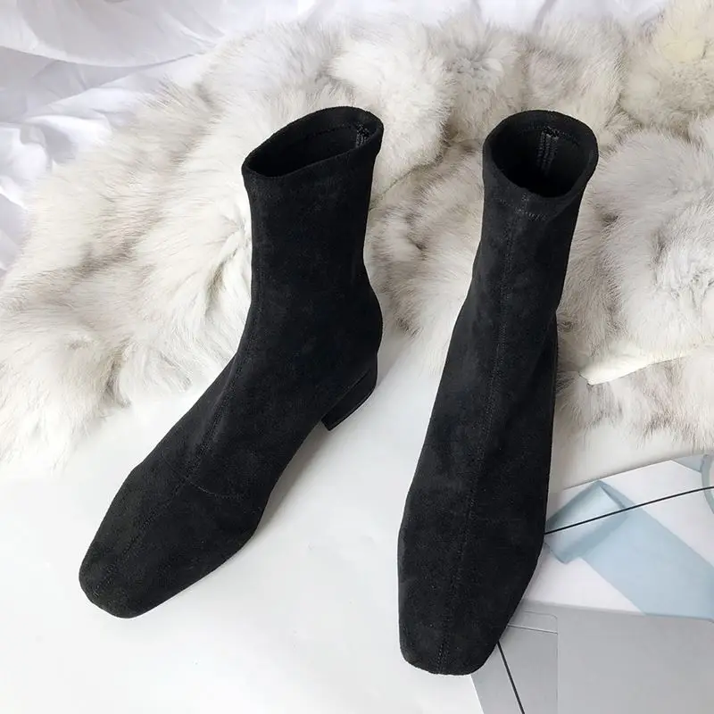 YINKOGET/модные брендовые женские ботинки из флока на среднем каблуке удобные ботильоны для отдыха осенне-зимние ботинки с острым носком для девочек