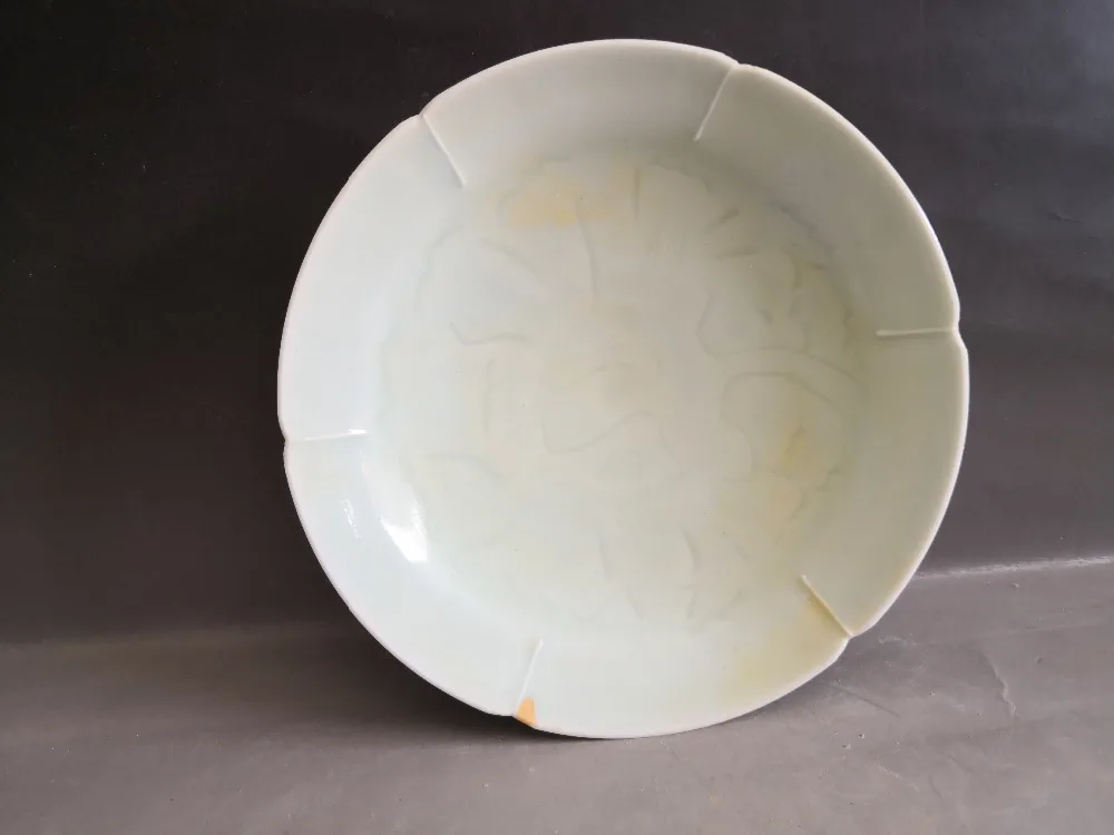 

Chinese old porcelain Celadon porcelain bowl plate