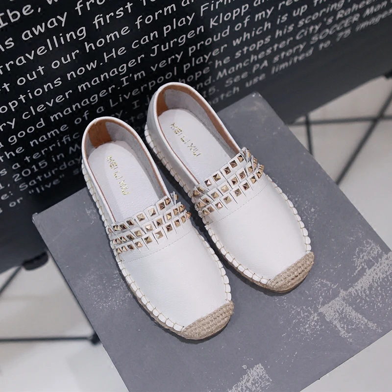 

Spring new women's shoes rivet leather flat white shoes Lok Fu shoes casual shoes simple wild trend.