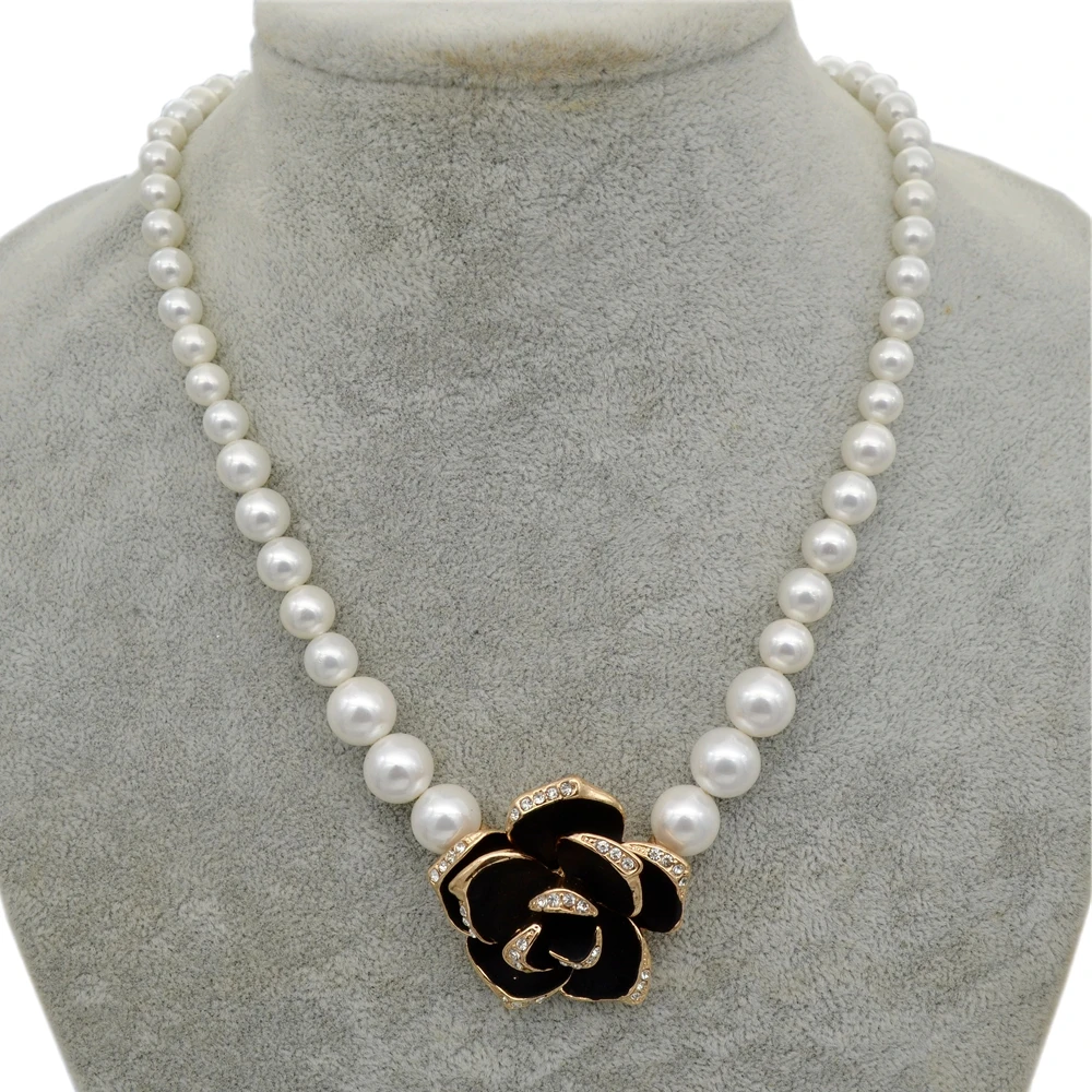 Gold Tone White Pearl and Camellia Pendant Flower Necklace |