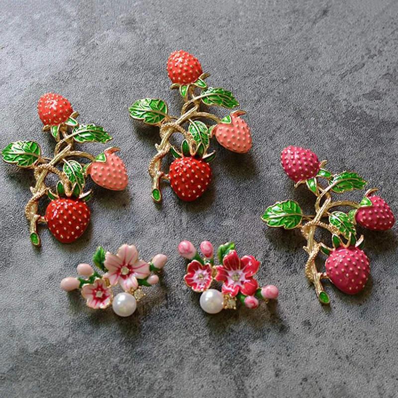 

1pcs Arts Enamel Brooch Pretty Cherry Blossom Peach Flower Brooches Strawberry Broaches Broche Pins Party Women Jewelry Brooch