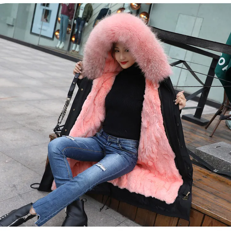 Тренд-сеттер зимние парки из натурального розового меха для женщин большой воротник из меха енота с капюшоном и подкладка из кролика длинное пальто