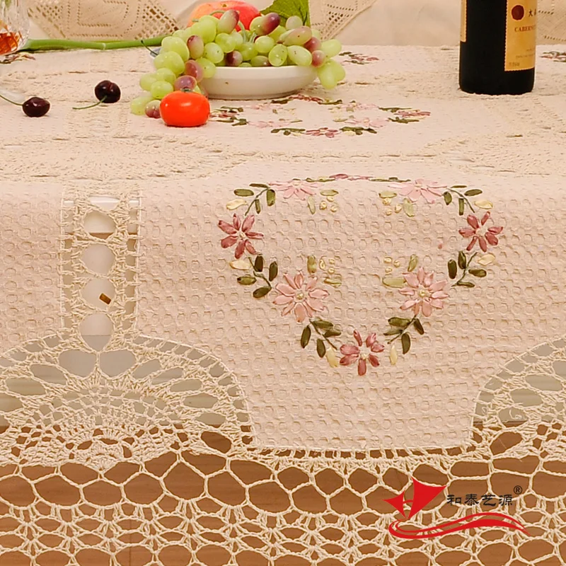 Большая свадебная скатерть с бежевыми цветами круглая и прямоугольная вышивкой