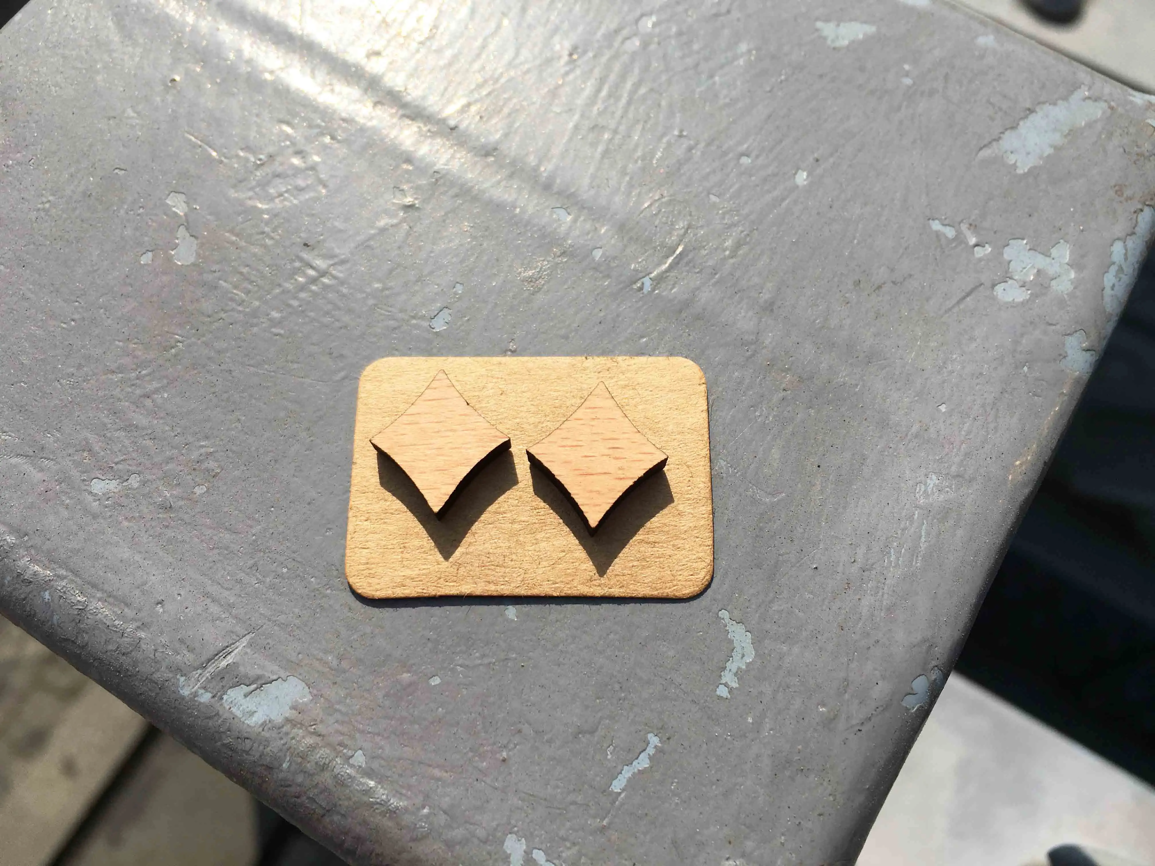 Dia-месяцах Форма lasercut Серьги покер логотип стад квадратные деревянные серьги