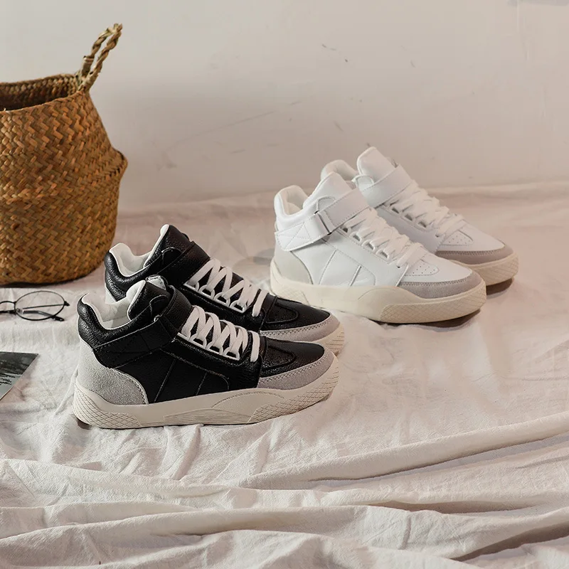 

2018 autumn new fashion simple color matching flat women's shoes comfortable high tube casual shoes.
