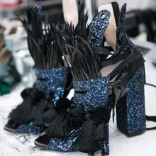 Популярные пикантные блестящие женские ботильоны с перьями; модные модельные туфли на не сужающемся книзу массивном каблуке для женщин; женские сандалии-гладиаторы с открытым носком