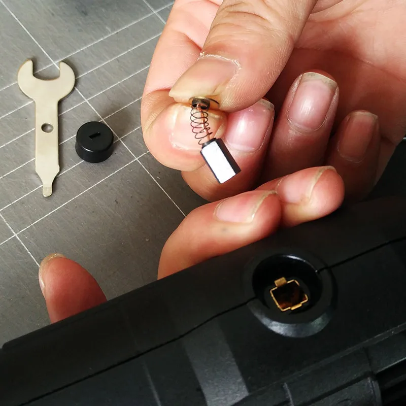 Replaceable-carbon-brushes